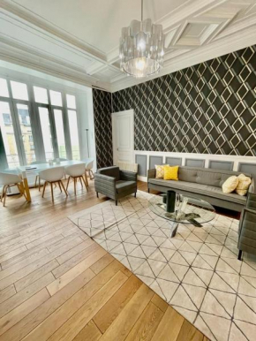 Magnifique flat avec balcon Champs-Elysées. AC